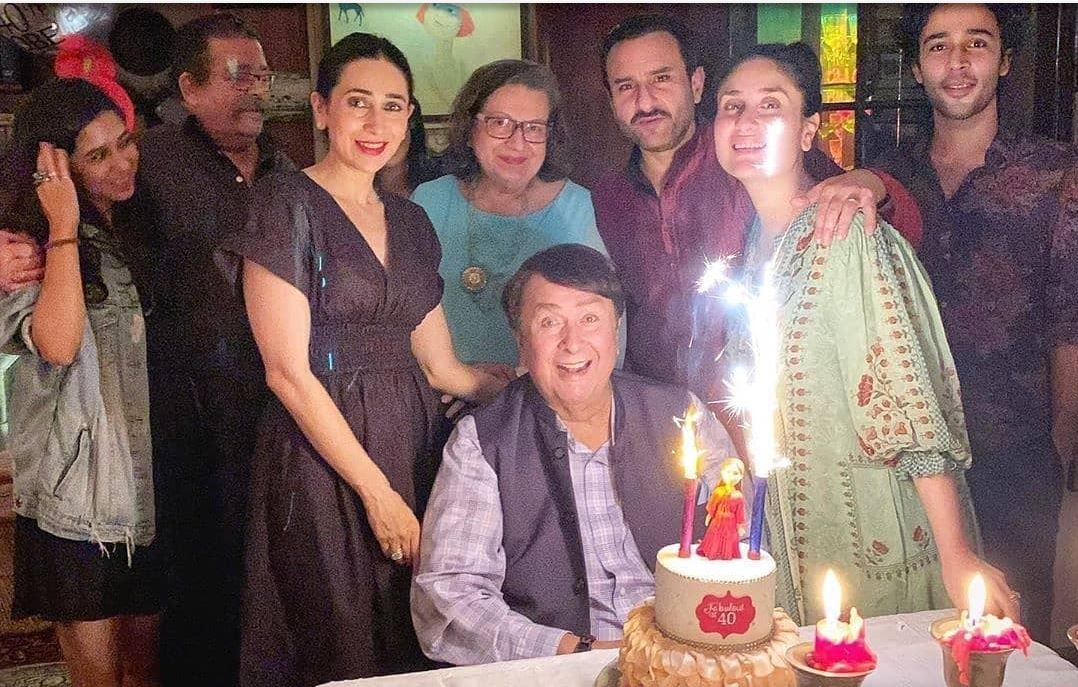 করিনা ৬ মাসের গর্ভবতী। ২০২১-এর মার্চে সন্তানের জন্ম দেবেন করিনা । করিনার বাবা রণধীর কাপুর জানান, ‘‘ওঁরা এ বার চার জনের পরিবার হবে ৷ আমি অনেকদিন সেটা চাইছিলাম৷ তৈমুরের একজন খেলার সঙ্গীর খুব দরকার ।’’ করিনা ৬ মাসের গর্ভবতী। ২০২১-এর মার্চে সন্তানের জন্ম দেবেন করিনা । করিনার বাবা রণধীর কাপুর জানান, ‘‘ওঁরা এ বার চার জনের পরিবার হবে ৷ আমি অনেকদিন সেটা চাইছিলাম৷ তৈমুরের একজন খেলার সঙ্গীর খুব দরকার ।’’