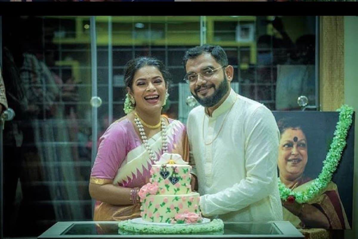 চলতি বছরের অক্টোবরে সঙ্গীত পরিচালক নীলাঞ্জন ঘোষের সঙ্গে এনগেজমেন্ট সেরে ফেললেন জনপ্রিয় গায়িকা ইমন চক্রবর্তী। চলতি বছরের অক্টোবরে সঙ্গীত পরিচালক নীলাঞ্জন ঘোষের সঙ্গে এনগেজমেন্ট সেরে ফেললেন জনপ্রিয় গায়িকা ইমন চক্রবর্তী।