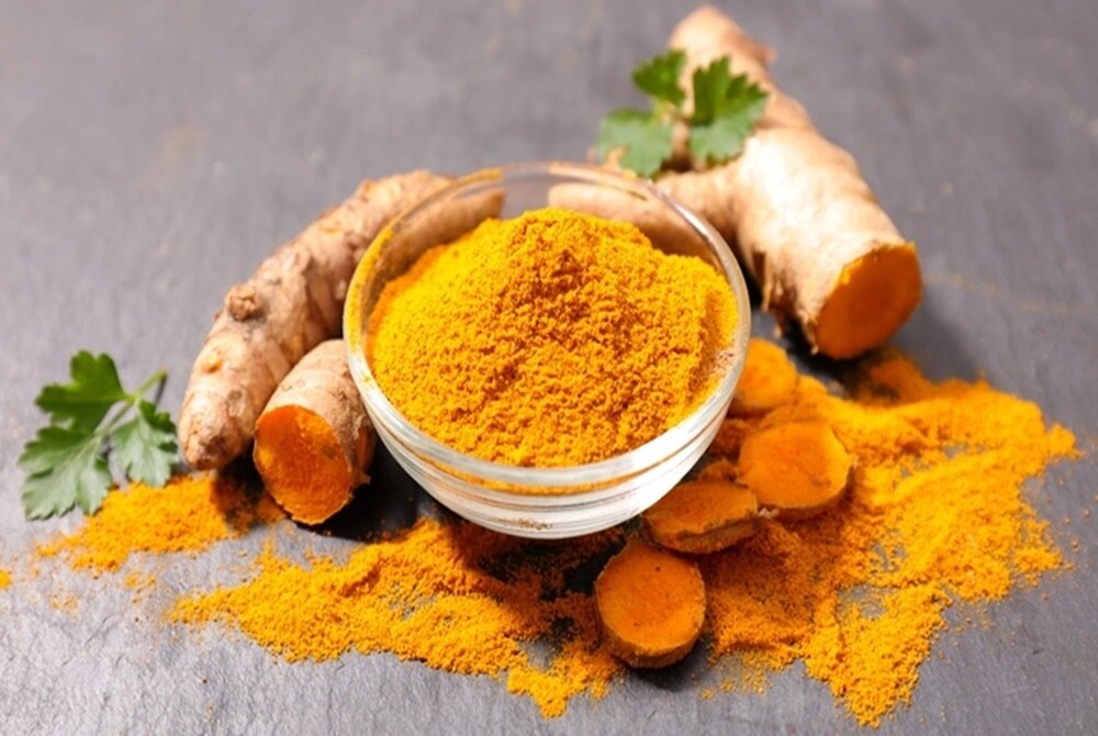 হলুদ - হলুদেও অ্যান্টি-ইনফ্ল্যামেটরি (Anti-inflammatory) উপাদান থাকে যা জ্বর থেকে দ্রুত সেরে উঠতে সাহায্য করে। The Journal of Clinical Immunology-তে প্রকাশিত একটি সমীক্ষা বলছে, হলুদে কারকিউমিন (Curcumin) থাকে, থাকে যা অ্যান্টি-ইনফ্ল্যামেটরি উপাদান হিসেবে কাজ করে। পাশাপাশি হলুদ ইমিউনিটি বাড়াতেও সাহায্য করে। রান্নায় হলুদ (Turmeric)-এর ব্যবহার সর্দি-কাশির পাশাপাশি অন্যান্য রোগও সারিয়ে তুলতে সাহায্য করে। আর জ্বর হলে গরম দুধে হলুদ মিশিয়ে খেলে উপশম মিলতে পারে। হলুদ - হলুদেও অ্যান্টি-ইনফ্ল্যামেটরি (Anti-inflammatory) উপাদান থাকে যা জ্বর থেকে দ্রুত সেরে উঠতে সাহায্য করে। The Journal of Clinical Immunology-তে প্রকাশিত একটি সমীক্ষা বলছে, হলুদে কারকিউমিন (Curcumin) থাকে, থাকে যা অ্যান্টি-ইনফ্ল্যামেটরি উপাদান হিসেবে কাজ করে। পাশাপাশি হলুদ ইমিউনিটি বাড়াতেও সাহায্য করে। রান্নায় হলুদ (Turmeric)-এর ব্যবহার সর্দি-কাশির পাশাপাশি অন্যান্য রোগও সারিয়ে তুলতে সাহায্য করে। আর জ্বর হলে গরম দুধে হলুদ মিশিয়ে খেলে উপশম মিলতে পারে।