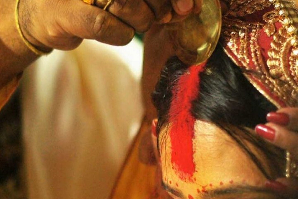 • পুলিশ সূত্রে জানা গিয়েছে, স্ত্রী’র সঙ্গে নিত্য অশান্তি লেগেই থাকত বিনোদের । স্ত্রী’র নানারকম বায়না আর ঝগড়ায় অতিষ্ঠ হয়ে উঠেছিলেন বিনোদ । প্রতীকী চিত্র । • পুলিশ সূত্রে জানা গিয়েছে, স্ত্রী’র সঙ্গে নিত্য অশান্তি লেগেই থাকত বিনোদের । স্ত্রী’র নানারকম বায়না আর ঝগড়ায় অতিষ্ঠ হয়ে উঠেছিলেন বিনোদ । প্রতীকী চিত্র ।