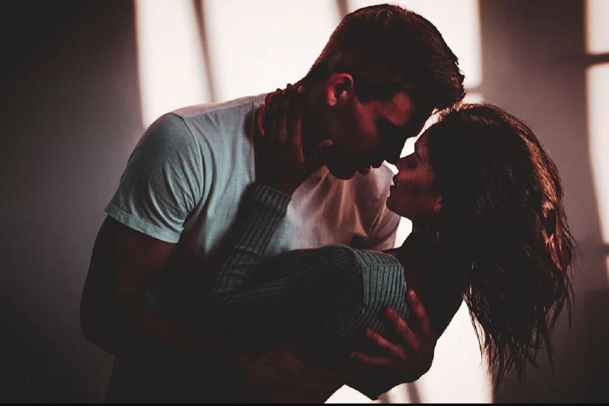 মেয়েটি মারা যাওয়ার দশদিন আগে নিজের ভাইয়ের জঘন্য ব্যবহারের পুরো বিবরণ ভিডিও রেকর্ড করে যায়৷ তারা নিজেদের বাড়ি ছেড়ে পালিয়ে গিয়ে তিন মাস একসঙ্গে স্বামী-স্ত্রী-র মতো বাসও করেছিল৷ Photo -Representative মেয়েটি মারা যাওয়ার দশদিন আগে নিজের ভাইয়ের জঘন্য ব্যবহারের পুরো বিবরণ ভিডিও রেকর্ড করে যায়৷ তারা নিজেদের বাড়ি ছেড়ে পালিয়ে গিয়ে তিন মাস একসঙ্গে স্বামী-স্ত্রী-র মতো বাসও করেছিল৷ Photo -Representative
