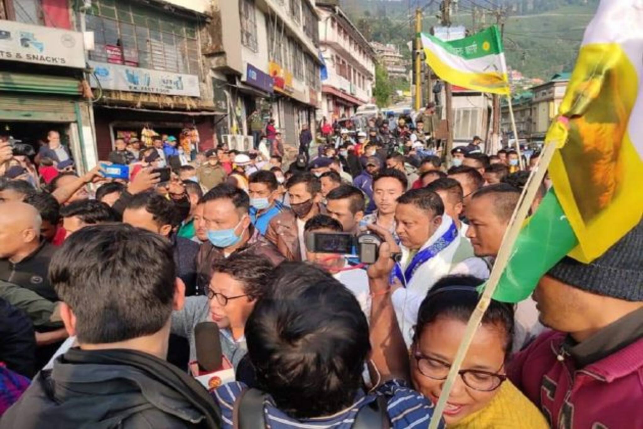 বিনয়, অনীতকে বরণ করতে বিমানবন্দরে মোর্চা সমর্থকদের থিকথিকে ভিড়