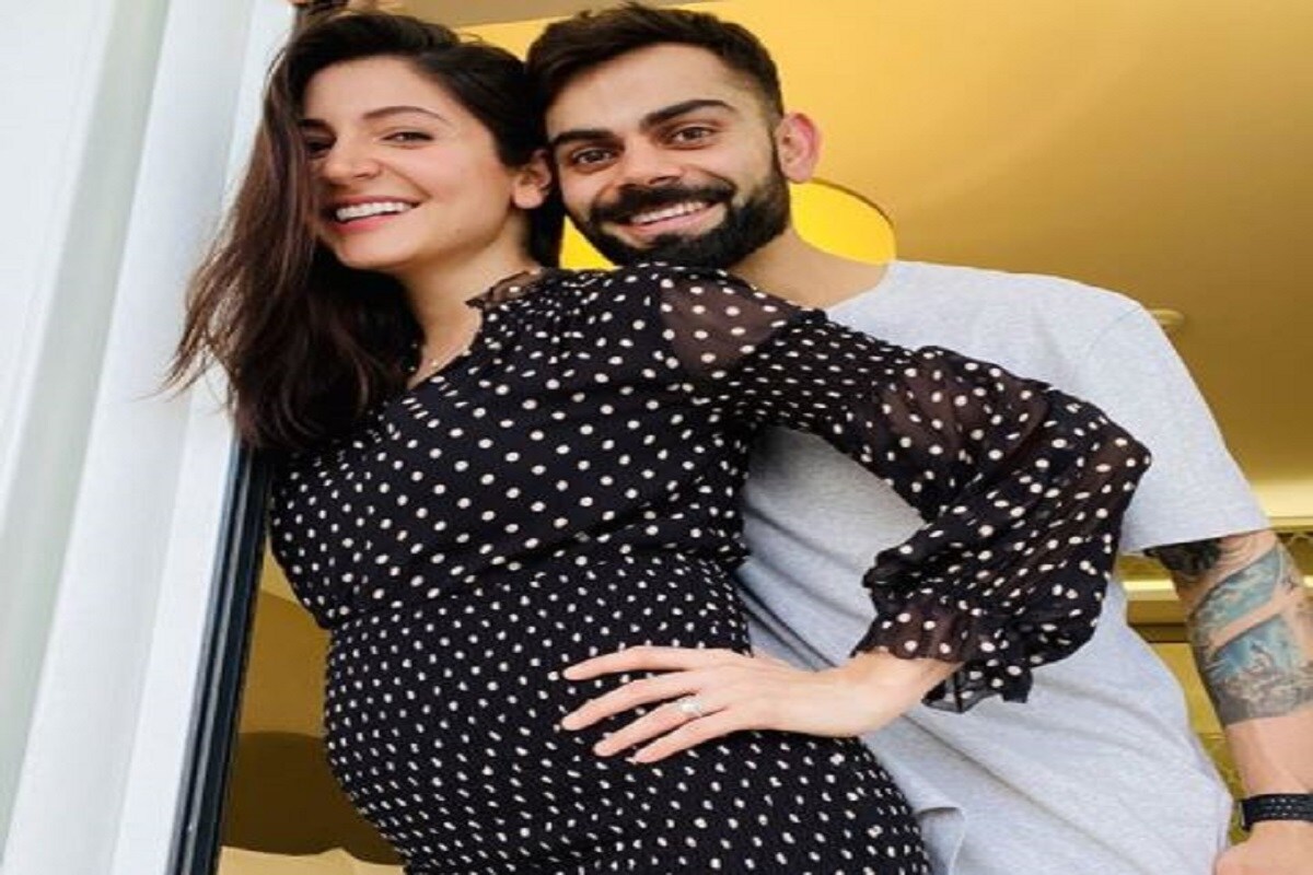অগাস্ট মাসে সুখবরটা দিয়েছিলেন বিরাট কোহলি ও অনুষ্কা শর্মা৷ জানুয়ারি তাঁরা ২ থেকে ৩ হতে চলেছেন বলে সোশ্যাল মিডিয়ায় দিয়েছিলেন বার্তা৷ বরবারই এই দুই তারকা এক অপরের সমর্থণে গলা ফাটান৷ এই প্রেগন্যান্ট অবস্থাতাতেও বিরাটের আরসিবি ম্যাচে গ্যালারিতে থাকতেন অনুষ্কা৷ Photo Courtesy- Instagram অগাস্ট মাসে সুখবরটা দিয়েছিলেন বিরাট কোহলি ও অনুষ্কা শর্মা৷ জানুয়ারি তাঁরা ২ থেকে ৩ হতে চলেছেন বলে সোশ্যাল মিডিয়ায় দিয়েছিলেন বার্তা৷ বরবারই এই দুই তারকা এক অপরের সমর্থণে গলা ফাটান৷ এই প্রেগন্যান্ট অবস্থাতাতেও বিরাটের আরসিবি ম্যাচে গ্যালারিতে থাকতেন অনুষ্কা৷ Photo Courtesy- Instagram
