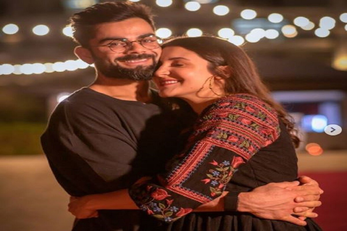 সোমবারই ভারতীয় ক্রিকেট বোর্ড বিজ্ঞপ্তি জারি করে জানিয়ে দেয় পিতৃত্বকালীন ছুটিতে যাবেন বিরাট ৷ যার জেরে অস্ট্রেলিয়ার মাটিতে শুধু প্রথম টেস্টে খেলেই দেশে ফিরে আসবেন কিং কোহলি৷ যেহেতু জানুয়ারিতে সন্তানসম্ভবা অনুষ্কা তাঁদের সন্তানের জন্ম দেবেন তাই সেই চ্যালেঞ্জিং অথচ দারুণ আনন্দের সময়ে স্ত্রী -র পাশে থাকতে চান বিরাট৷ তাই তিনি পিতৃত্বকালীন ছুটি চেয়েছিলেন বোর্ডের কাছে৷ আর বোর্ডও তাঁদের অধিনায়কের সিদ্ধান্তকে সম্মান জানিয়ে তাঁর ছুটি মঞ্জুর করেছে৷Photo Courtesy- Instagram সোমবারই ভারতীয় ক্রিকেট বোর্ড বিজ্ঞপ্তি জারি করে জানিয়ে দেয় পিতৃত্বকালীন ছুটিতে যাবেন বিরাট ৷ যার জেরে অস্ট্রেলিয়ার মাটিতে শুধু প্রথম টেস্টে খেলেই দেশে ফিরে আসবেন কিং কোহলি৷ যেহেতু জানুয়ারিতে সন্তানসম্ভবা অনুষ্কা তাঁদের সন্তানের জন্ম দেবেন তাই সেই চ্যালেঞ্জিং অথচ দারুণ আনন্দের সময়ে স্ত্রী -র পাশে থাকতে চান বিরাট৷ তাই তিনি পিতৃত্বকালীন ছুটি চেয়েছিলেন বোর্ডের কাছে৷ আর বোর্ডও তাঁদের অধিনায়কের সিদ্ধান্তকে সম্মান জানিয়ে তাঁর ছুটি মঞ্জুর করেছে৷Photo Courtesy- Instagram
