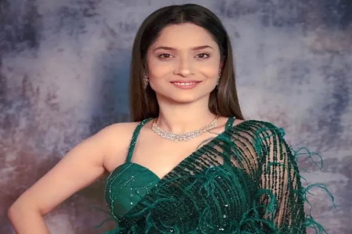 •অঙ্কিতা লোখণ্ডেসবার প্রথমে নাম আসবে পবিত্র রিস্তার অভিনেত্রী অঙ্কিতা লোখণ্ডের৷ তিনি করবা চৌথের উপবাস পালন করেন। অঙ্কিতা বহু বছর ধরে এই উপবাস করছেন নিষ্ঠা ভরে। অঙ্কিতা বলেছিলেন যে, তিনি বিয়ে না করেও এই উপোস করতে তিনি পছন্দ করেন। অভিনেত্রী আরও বলেছিলেন যে তিনি এই উদযাপনে মেহেন্দি লাগাতে এবং এথনিক পোশাকে সাজতে ভালবাসেন। এই নিয়ম পালনের জন্য যে বিবাহিতই হতে হবে, তেমন বিশ্বাস তিনি করেন না৷ গত বছরও অঙ্কিতা তাঁর প্রেমিক ভিকি জৈনের জন্য করভা চৌথের উপবাস করেছিলেন। •অঙ্কিতা লোখণ্ডেসবার প্রথমে নাম আসবে পবিত্র রিস্তার অভিনেত্রী অঙ্কিতা লোখণ্ডের৷ তিনি করবা চৌথের উপবাস পালন করেন। অঙ্কিতা বহু বছর ধরে এই উপবাস করছেন নিষ্ঠা ভরে। অঙ্কিতা বলেছিলেন যে, তিনি বিয়ে না করেও এই উপোস করতে তিনি পছন্দ করেন। অভিনেত্রী আরও বলেছিলেন যে তিনি এই উদযাপনে মেহেন্দি লাগাতে এবং এথনিক পোশাকে সাজতে ভালবাসেন। এই নিয়ম পালনের জন্য যে বিবাহিতই হতে হবে, তেমন বিশ্বাস তিনি করেন না৷ গত বছরও অঙ্কিতা তাঁর প্রেমিক ভিকি জৈনের জন্য করভা চৌথের উপবাস করেছিলেন।