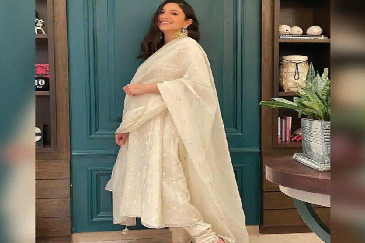 অনুষ্কা শর্মার সাদা পোশাকের তিনটি ছবি সোশ্যাল মিডিয়ায় ভাইরাল হয়েছে ৷ ছবিগুলি শেয়ার করে ভক্তদের উদ্দেশ্যে দীপাবলির শুভেচ্ছা জানিয়েছেন অভিনেত্রী ৷ @anushkasharma/@therichachadha. অনুষ্কা শর্মার সাদা পোশাকের তিনটি ছবি সোশ্যাল মিডিয়ায় ভাইরাল হয়েছে ৷ ছবিগুলি শেয়ার করে ভক্তদের উদ্দেশ্যে দীপাবলির শুভেচ্ছা জানিয়েছেন অভিনেত্রী ৷ @anushkasharma/@therichachadha.