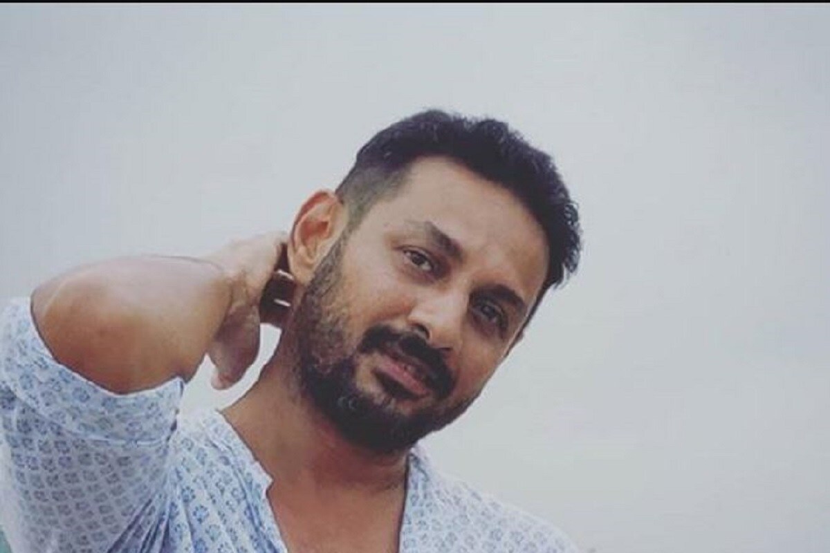 অর্থাৎ সম্প্রতি গোয়ায় পুনম পাণ্ডে ও মিলিন্দ সোমান দুজনেই নিজেদের জন্মদিনের পোশাকে৷ পাণ্ডে আইনি জটিলতায় -অশ্লীলতার দায়ে৷ সোমানকে ৫৫ তে নিজের দেহ ধরে রাখার জন্য প্রশংসা করা হচ্ছে৷ আমার ধারণা আমরা নগ্ন মহিলাদের তুলনায় নগ্ন পুরুষের প্রতি বেশি দয়ালু ৷’ অর্থাৎ সম্প্রতি গোয়ায় পুনম পাণ্ডে ও মিলিন্দ সোমান দুজনেই নিজেদের জন্মদিনের পোশাকে৷ পাণ্ডে আইনি জটিলতায় -অশ্লীলতার দায়ে৷ সোমানকে ৫৫ তে নিজের দেহ ধরে রাখার জন্য প্রশংসা করা হচ্ছে৷ আমার ধারণা আমরা নগ্ন মহিলাদের তুলনায় নগ্ন পুরুষের প্রতি বেশি দয়ালু ৷’