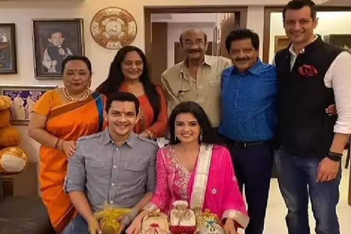 নেহা কক্করের সঙ্গে নাম জড়িয়ে বেশ কয়েক মাসে আগে বার বার খবরের শিরোনামে এসেছিলেন উদিত নারায়ণের ছেলে আদিত্য নারায়ণ ৷ এমনকী, রিয়্যালিটি শোয়ের স্টেজে নেহার সঙ্গে নকল বিয়ে করে আদিত্য গুঞ্জনেও এসে পড়েছিলেন ৷ নেহা কক্করের সঙ্গে নাম জড়িয়ে বেশ কয়েক মাসে আগে বার বার খবরের শিরোনামে এসেছিলেন উদিত নারায়ণের ছেলে আদিত্য নারায়ণ ৷ এমনকী, রিয়্যালিটি শোয়ের স্টেজে নেহার সঙ্গে নকল বিয়ে করে আদিত্য গুঞ্জনেও এসে পড়েছিলেন ৷