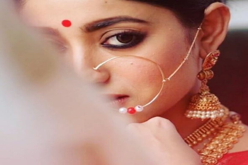 টলিউডে এখন ভারি পরিচিত মুখ সুন্দরী ইশা সাহা৷ প্রজাপতি বিস্কুট, সোয়েটার সহ একাধিক ছবিতে নায়িকার চরিত্রে অভিনয় করার পাশাপাশি তাঁরে দর্শকরা দারুণ পছন্দ করেছেন ব্যোমকেশের -সত্যবতীর রোলে৷ Photo Courtesy- Isha Saha/Instagram