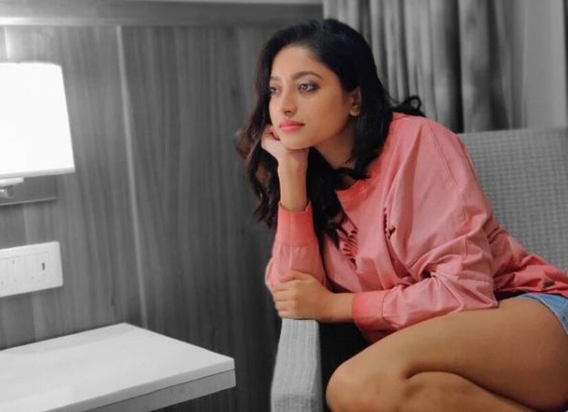 তাই সেখানেও নিয়মিত নিজের দারুণ সব ফটোশ্যুট শেয়ার করেন বাঙালি অভিনেত্রী৷ Photo Courtesy- Isha Saha/Instagram