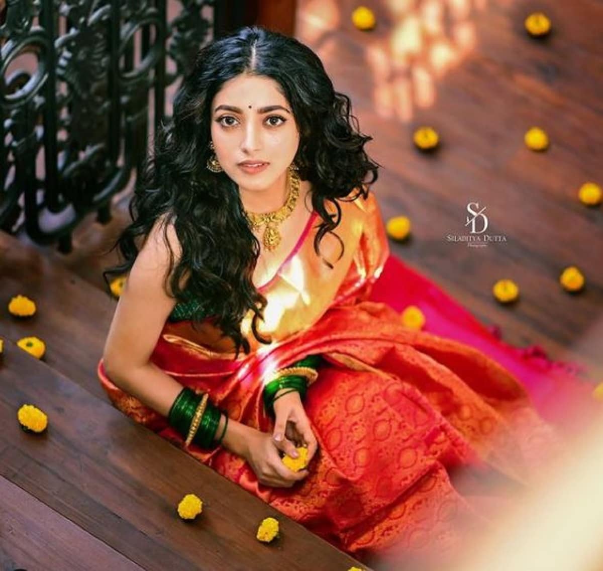 ভীষণভাবে বাঙালিয়ানায় মোড়া লুকের সঙ্গে বোল্ড লুকেও কামাল করেন এই বঙ্গতনয়া৷ Photo Courtesy- Isha Saha/Instagram ভীষণভাবে বাঙালিয়ানায় মোড়া লুকের সঙ্গে বোল্ড লুকেও কামাল করেন এই বঙ্গতনয়া৷ Photo Courtesy- Isha Saha/Instagram