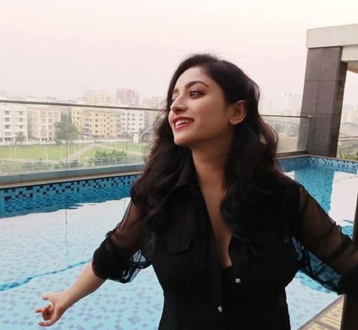 রূপোলি পর্দায় মূলত কনভেনশানাল শান্ত স্বভাবের মেয়ের চরিত্রে বেশি দেখা গেলেও ক্যামেরার লেন্সের সামনে ‘দুষ্টু’ অবতার ধরা দিতে দ্বিধা করেন না সুন্দরী৷ Photo Courtesy- Isha Saha/Instagram রূপোলি পর্দায় মূলত কনভেনশানাল শান্ত স্বভাবের মেয়ের চরিত্রে বেশি দেখা গেলেও ক্যামেরার লেন্সের সামনে ‘দুষ্টু’ অবতার ধরা দিতে দ্বিধা করেন না সুন্দরী৷ Photo Courtesy- Isha Saha/Instagram