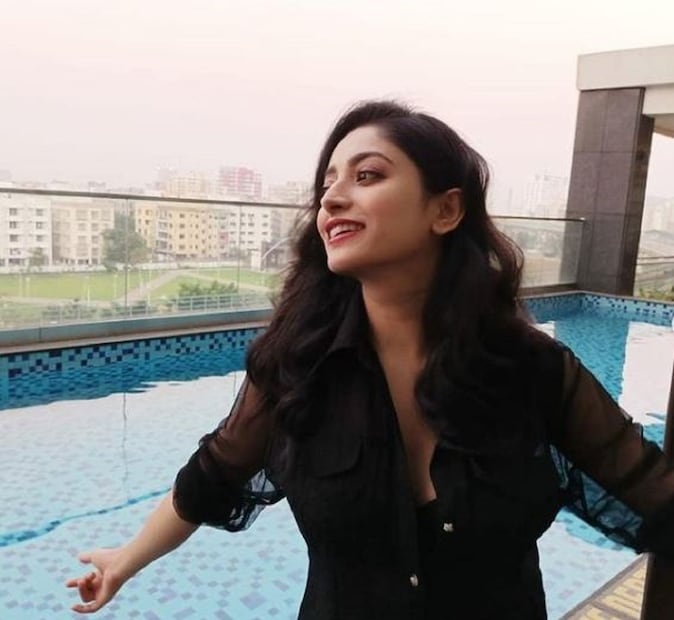 রূপোলি পর্দায় মূলত কনভেনশানাল শান্ত স্বভাবের মেয়ের চরিত্রে বেশি দেখা গেলেও ক্যামেরার লেন্সের সামনে ‘দুষ্টু’ অবতার ধরা দিতে দ্বিধা করেন না সুন্দরী৷ Photo Courtesy- Isha Saha/Instagram