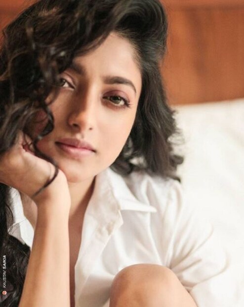 সম্প্রতি তাঁর ফটোশ্যুটের যে ছবি তিনি শেয়ার করেছেন তাতে কার্যত আগুন ধরে যাচ্ছে দর্শকদের চোখে৷ Photo Courtesy- Isha Saha/Instagram