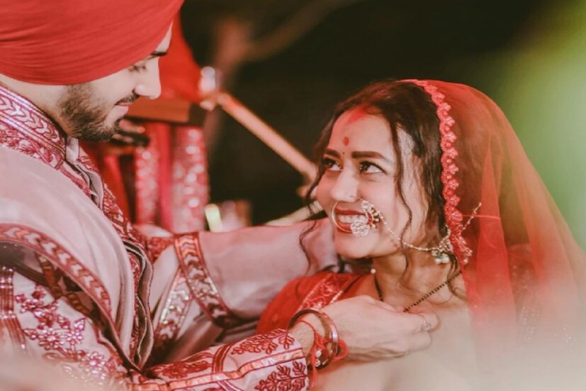 ২৪ অক্টোবর বলিউডের জনপ্রিয় গায়িকা নেহা কক্কড় পঞ্জাবি গায়ক রোহনপ্রীত সিং-কে বিয়ে করেছেন ৷ নেহাও প্রথমবার তাঁর স্বামীর জন্য করবা চৌথের ব্রত পালন করেছেন ৷ Instagram @kitchlug.
