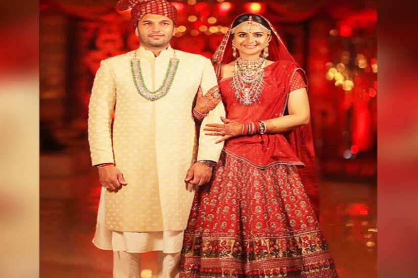 'দিয়া অউর বাতি হাম' ধারাবাহিকের আরজু রাঠি অর্থাৎ প্রাচী তেহলানও নতুন বিয়ে করেছেন ৷ দিল্লির ব্যবসায়ী রোহিত সরোহার সঙ্গে সাত পাকে বাঁধা পড়েছেন ৷ প্রাচী জীবনে প্রথমবার করবা চৌথের ব্রত পালন করেছেন ৷ Instagram @prachitehlan.
