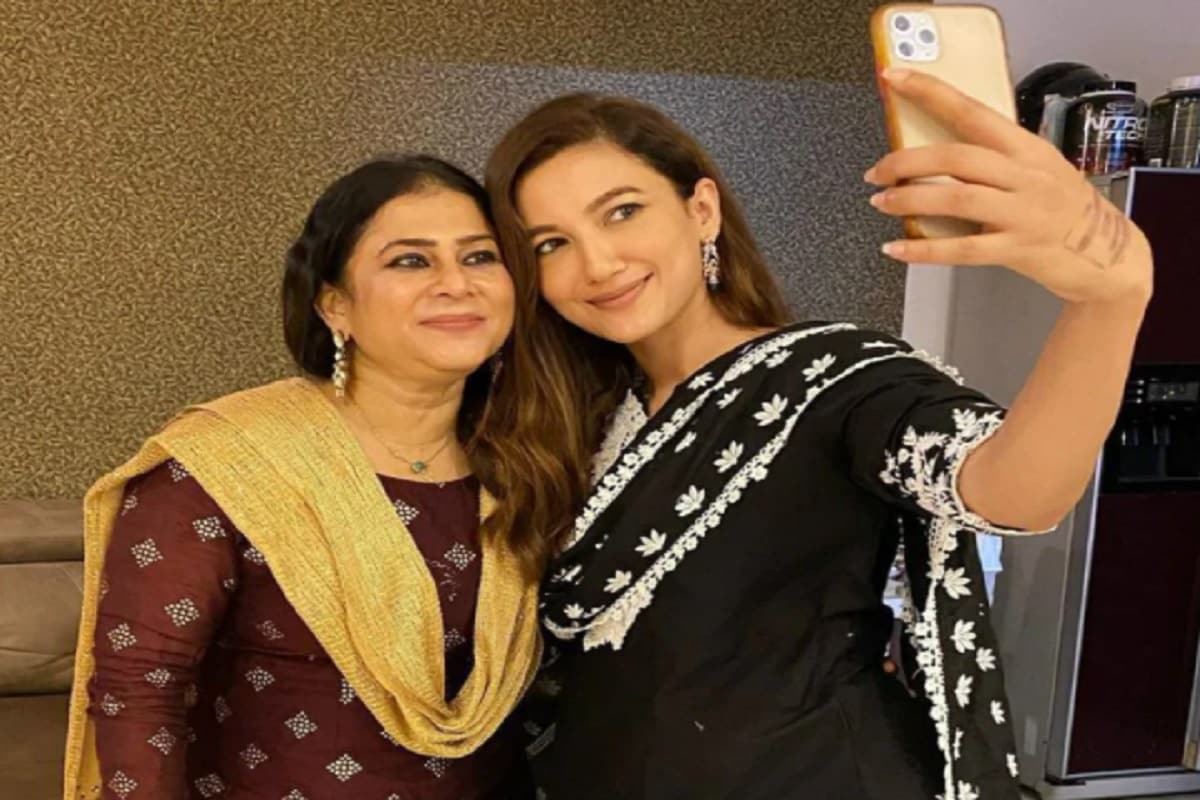 বলিউডে ফের বিয়ের ঘণ্টা বেজেছে ৷ নেহা কক্কর, কাজল আগরওয়ালের পরে বিয়ে করার তালিকায় নবতম সংযোজন জনপ্রিয় তারকা গহর খানের বিয়ে নিয়ে দুর্দান্ত চর্চা চলে ৷ গহর খান বেশ কিছুদিন ধরে ইসমাইল দরবারের ছেলে জনপ্রিয় টিকটকার জায়েদ দরবারের সঙ্গে সম্পর্কে রয়েছেন ৷ এরই মাঝে জায়েদের মা ও গহর খানের হবু শাশুড়ি মা ফারজানা দরবার পরিবারে অত্যন্ত সুন্দর ভাবে স্বাগত জানিয়েছেন ৷ @farzana765/Instagram. বলিউডে ফের বিয়ের ঘণ্টা বেজেছে ৷ নেহা কক্কর, কাজল আগরওয়ালের পরে বিয়ে করার তালিকায় নবতম সংযোজন জনপ্রিয় তারকা গহর খানের বিয়ে নিয়ে দুর্দান্ত চর্চা চলে ৷ গহর খান বেশ কিছুদিন ধরে ইসমাইল দরবারের ছেলে জনপ্রিয় টিকটকার জায়েদ দরবারের সঙ্গে সম্পর্কে রয়েছেন ৷ এরই মাঝে জায়েদের মা ও গহর খানের হবু শাশুড়ি মা ফারজানা দরবার পরিবারে অত্যন্ত সুন্দর ভাবে স্বাগত জানিয়েছেন ৷ @farzana765/Instagram.