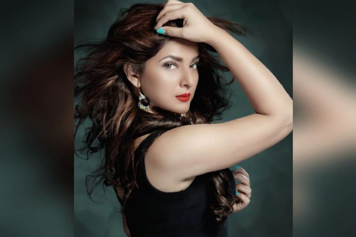 •শীতের এই মরসুমে স্মৃতি খুবই সাহসী ফটোশুটে উষ্ণতা ছড়িয়েছেন। স্মৃতি সিনহা ২০১২ সালে মুক্তিপ্রাপ্ত ভোজপুরী ছবি রঙিন বাবুর মাধ্যমে আত্মপ্রকাশ করেছিলেন। সুপারহিট ছবি সাজন চালে সাসুরাল-এর পরে স্মৃতিকে আর কখনই পিছনে ফিরে তাকাতে হয়নি এবং অনেক সুপারহিট ফিল্ম দিয়েছেন তিনি। •শীতের এই মরসুমে স্মৃতি খুবই সাহসী ফটোশুটে উষ্ণতা ছড়িয়েছেন। স্মৃতি সিনহা ২০১২ সালে মুক্তিপ্রাপ্ত ভোজপুরী ছবি রঙিন বাবুর মাধ্যমে আত্মপ্রকাশ করেছিলেন। সুপারহিট ছবি সাজন চালে সাসুরাল-এর পরে স্মৃতিকে আর কখনই পিছনে ফিরে তাকাতে হয়নি এবং অনেক সুপারহিট ফিল্ম দিয়েছেন তিনি।