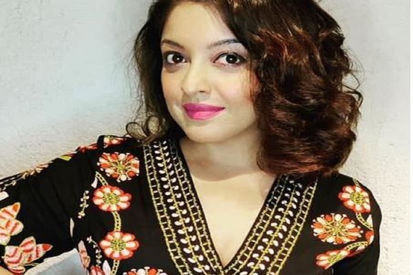 সুন্দরী প্রতিযোগিতা থেকে একেবারে বলিউডে এন্ট্রি নিয়েছিলেন তনুশ্রী দত্ত ৷ ইমরান হাসমির সঙ্গে জুটি বেঁধে প্রথম ছবি আশিক বনায়ে আপনে সুপারহিট ৷ তারপর অবশ্য দু’একটা ছবিতে অভিনয়ের সুযোগ পেলেও, বলিউডে টিকে থাকতে পারেনি তনুশ্রী ৷ হঠাৎ করেই বলিউড থেকে গায়েব৷ 