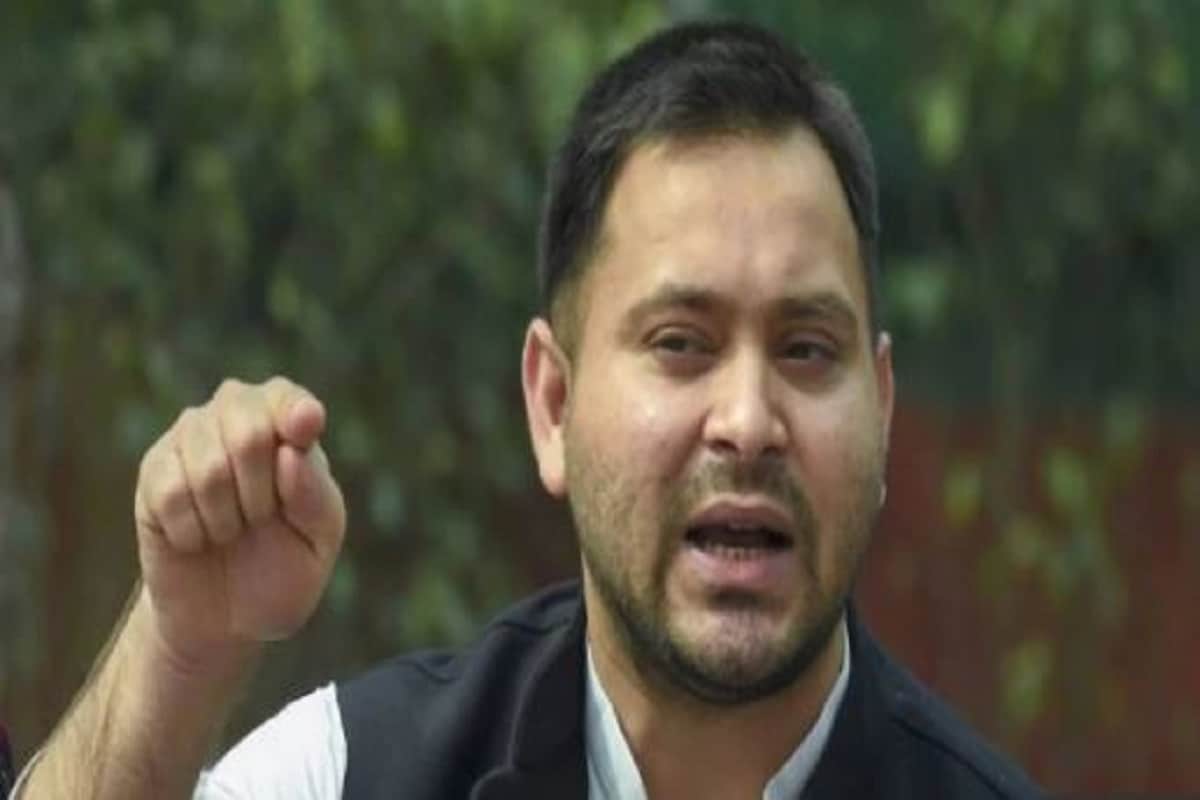 •বিহারের রাজনীতিতে প্রতি ১৫ বছর অন্তর আসে পরিবর্তন৷ স্বনামধন্য জয়প্রকাশ নারায়ণ আন্দোলনের সময় থেকেই এই ট্রেন্ড ধরা পড়ছে৷ ঠিক সেই হিসেবে বিহারে জাতপাতের লড়াইকে পাশে সরিয়ে এবার যুবসম্প্রদায়ের হাতে ব্যাটন তুলে দিতে চাইছে বিহারের জনসাধারণ৷ লালু-রাবরির যুগ চলছে ১৫ বছর৷ তারপর মসনদে বসেন নীতিশ৷ ২০০৫ থেকে ২০২০ পর্যন্ত চলেছে নীতিশ রাজ৷ এবার সেই শান্ত কূটনৈতিকের দিন শেষ বলেই মনে করছেন বিশেষজ্ঞরা৷ বদলের ডাক শোনা যাচ্ছে বিহার জুড়ে৷ •বিহারের রাজনীতিতে প্রতি ১৫ বছর অন্তর আসে পরিবর্তন৷ স্বনামধন্য জয়প্রকাশ নারায়ণ আন্দোলনের সময় থেকেই এই ট্রেন্ড ধরা পড়ছে৷ ঠিক সেই হিসেবে বিহারে জাতপাতের লড়াইকে পাশে সরিয়ে এবার যুবসম্প্রদায়ের হাতে ব্যাটন তুলে দিতে চাইছে বিহারের জনসাধারণ৷ লালু-রাবরির যুগ চলছে ১৫ বছর৷ তারপর মসনদে বসেন নীতিশ৷ ২০০৫ থেকে ২০২০ পর্যন্ত চলেছে নীতিশ রাজ৷ এবার সেই শান্ত কূটনৈতিকের দিন শেষ বলেই মনে করছেন বিশেষজ্ঞরা৷ বদলের ডাক শোনা যাচ্ছে বিহার জুড়ে৷