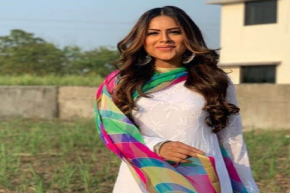 ছবিতে নিয়া শর্মার সাদা শ্যুট ও রঙিন ওড়না দেখতে পাওয়া গিয়েছে ৷ একই সঙ্গে গয়না ষোলোকলা পূরণ করেছে ৷ instagram/@niasharma90. ছবিতে নিয়া শর্মার সাদা শ্যুট ও রঙিন ওড়না দেখতে পাওয়া গিয়েছে ৷ একই সঙ্গে গয়না ষোলোকলা পূরণ করেছে ৷ instagram/@niasharma90.