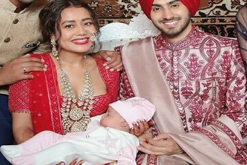 বিয়ের মন্ডপে কোলে বাচ্চা নিয়ে স্বামীর সঙ্গে নেহা কক্কর!