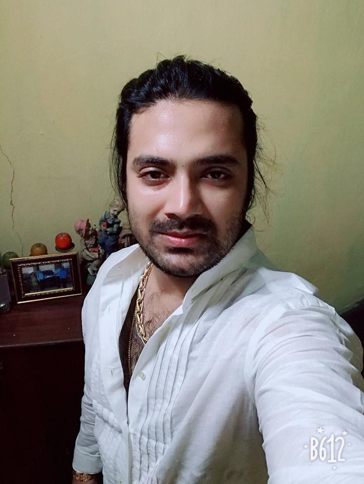 ধারাবাহিকের শ্যুটিংয়ে ছুটি থাকায় বাড়িতেই সময় কাটাচ্ছিলেন প্রতীক ৷ পরিবার সূত্রে জানা গিয়েছে অনিয়মিত রক্তচাপের পুরনো সমস্যার জেরে অসুস্থ বোধ করায় তাঁকে হাসপাতালে নিয়ে যাওয়া হয়েছে ৷ছবি সৌজন্য- ফেসবুক ধারাবাহিকের শ্যুটিংয়ে ছুটি থাকায় বাড়িতেই সময় কাটাচ্ছিলেন প্রতীক ৷ পরিবার সূত্রে জানা গিয়েছে অনিয়মিত রক্তচাপের পুরনো সমস্যার জেরে অসুস্থ বোধ করায় তাঁকে হাসপাতালে নিয়ে যাওয়া হয়েছে ৷ছবি সৌজন্য- ফেসবুক