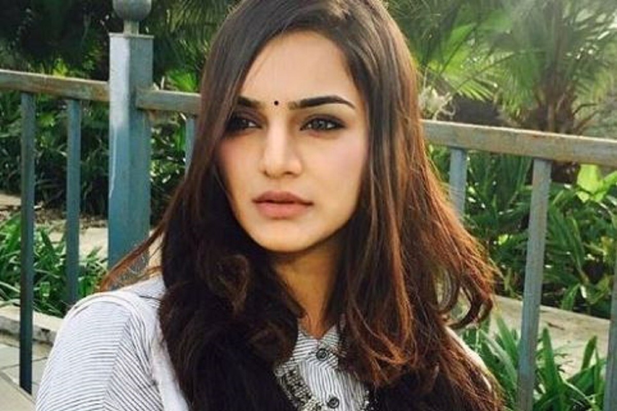 •প্রিয়াঙ্কা পুরোহিতটিভি সিরিয়াল হাফ ম্যারেজের অভিনেত্রী প্রিয়াঙ্কা পুরোহিতও করবা চৌথের উপবাস পালন করেন। কলেজের দিন থেকেই তিনি এই ব্রত পালন শুরু করেছিলেন। প্রিয়াঙ্কা বলেন, 'আমি যখন ছোট ছিলাম, আমার মাকে এটি করতে দেখে পছন্দ করতাম। পুজোপাঠের সাথে আমার গভীর যোগ রয়েছে। এই উৎসবও আমাকে ছুঁয়ে গিয়েছিল এবং আমি উপবাস রাখার সিদ্ধান্ত নিয়েছিলাম। আমি একটি নির্দিষ্ট ব্যক্তির জন্য উপবাস শুরু করেছিলাম তবে এখন আমি একে আদর্শ সঙ্গীর জন্য এই রীতি পালন করি৷ ' •প্রিয়াঙ্কা পুরোহিতটিভি সিরিয়াল হাফ ম্যারেজের অভিনেত্রী প্রিয়াঙ্কা পুরোহিতও করবা চৌথের উপবাস পালন করেন। কলেজের দিন থেকেই তিনি এই ব্রত পালন শুরু করেছিলেন। প্রিয়াঙ্কা বলেন, 'আমি যখন ছোট ছিলাম, আমার মাকে এটি করতে দেখে পছন্দ করতাম। পুজোপাঠের সাথে আমার গভীর যোগ রয়েছে। এই উৎসবও আমাকে ছুঁয়ে গিয়েছিল এবং আমি উপবাস রাখার সিদ্ধান্ত নিয়েছিলাম। আমি একটি নির্দিষ্ট ব্যক্তির জন্য উপবাস শুরু করেছিলাম তবে এখন আমি একে আদর্শ সঙ্গীর জন্য এই রীতি পালন করি৷ '