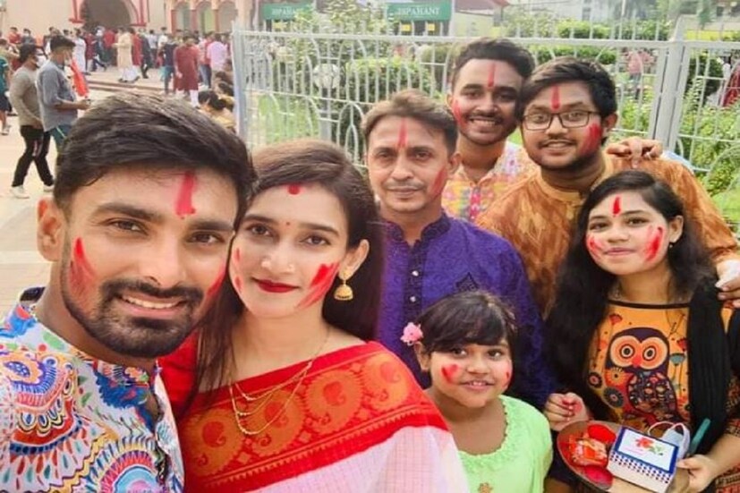 এই বছরেই প্রায় মৃত্যুর মুখ থেকে ফিরে এসেছিলেন বাংলাদেশি এই ক্রিকেটারের স্ত্রী৷ ২৭ মার্চ চা বানানোর জন্য রান্নাঘরে ঢুকেছিলেন তখন সিলিন্ডার ব্লাস্ট করে ঝলসে যায় তাঁর শরীরের একটি অংশ৷ নিজেকে রক্ষা করলেও হাতের একটা অংশ পুড়ে যায়৷ তাই এবছরের বিজয়ার সিঁদুর খেলাটা বিশেষ ছিল দম্পতির জন্যা৷ Photo Courtesy- Facebook 