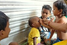 স্টেশনের সাবওয়েতে আজ জীবনের প্রথম ভাইফোঁটা ওদের, চনমনে মনে বলে উঠল... স্টেশনের সাবওয়েতে আজ জীবনের প্রথম ভাইফোঁটা ওদের, চনমনে মনে বলে উঠল...