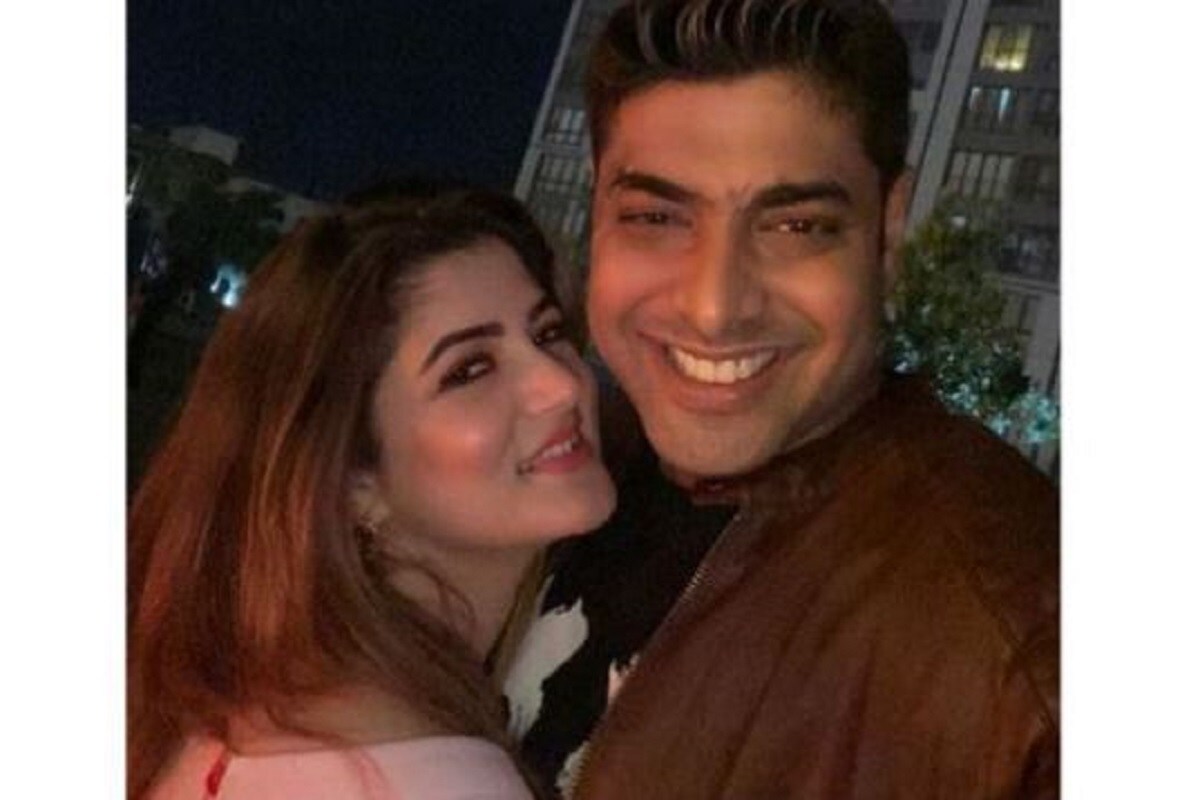 •এর আগে, খুবই কম বয়সে তাঁর বিয়ে হয় পরিচালক রাজীবের সঙ্গে৷ সেই বিয়ে ভাঙে৷ সন্তানকে নিজের কাছে রাখেন শ্রাবন্তী৷ তারপর মডেল কৃষ্ণবিরাজের সঙ্গে সম্পর্কে জড়ান শ্রাবন্তী ৷ বিয়েও করেন ৷ সে সম্পর্কও এক বছর ঘুরতে না ঘুরতে ভেঙে যায়৷ কৃষ্ণবিরাজকে ডিভোর্স দেন ৷ •এর আগে, খুবই কম বয়সে তাঁর বিয়ে হয় পরিচালক রাজীবের সঙ্গে৷ সেই বিয়ে ভাঙে৷ সন্তানকে নিজের কাছে রাখেন শ্রাবন্তী৷ তারপর মডেল কৃষ্ণবিরাজের সঙ্গে সম্পর্কে জড়ান শ্রাবন্তী ৷ বিয়েও করেন ৷ সে সম্পর্কও এক বছর ঘুরতে না ঘুরতে ভেঙে যায়৷ কৃষ্ণবিরাজকে ডিভোর্স দেন ৷