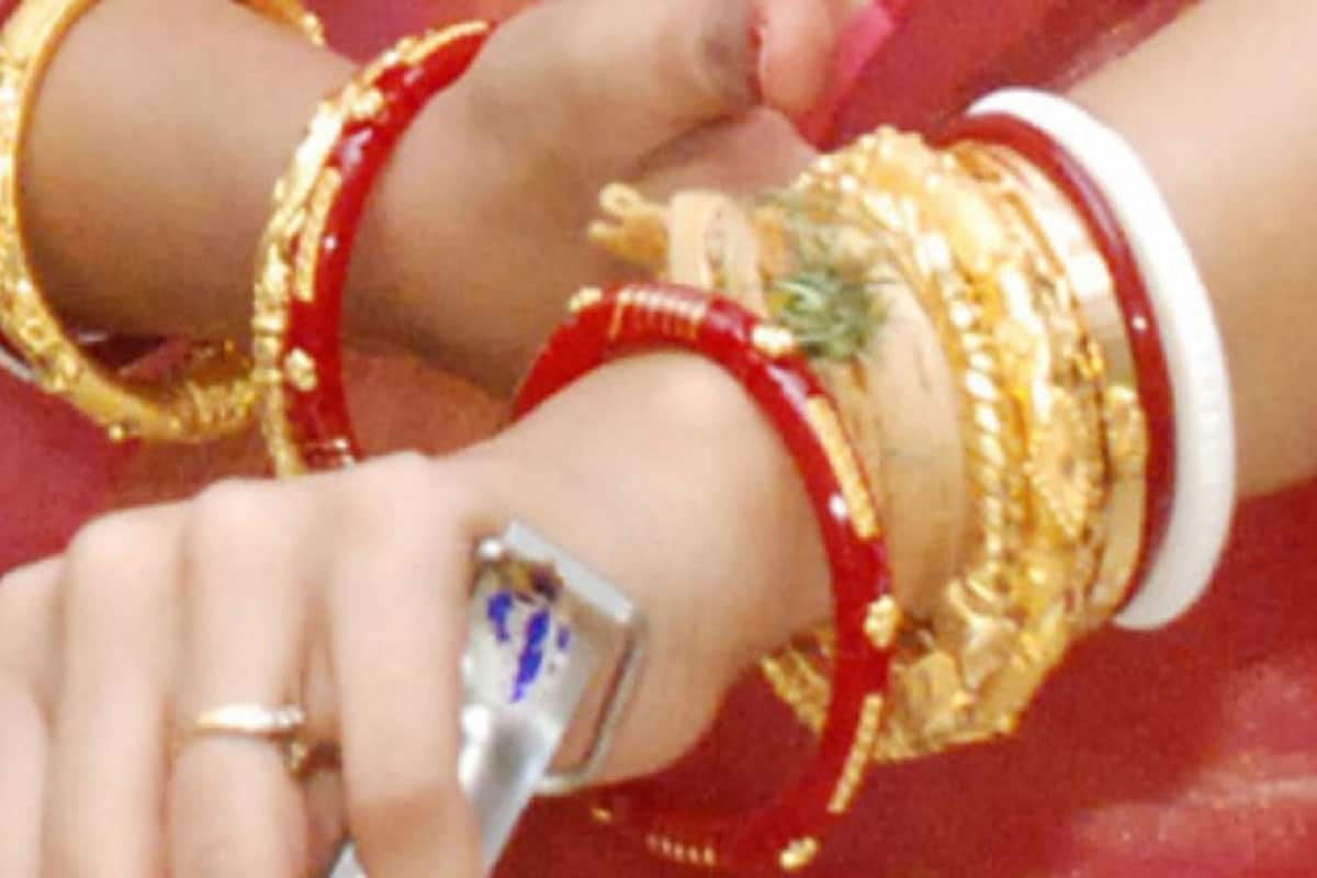হিন্দু সধবারা যুগ যুগ ধরেই হাতে শাঁখা-পলা-লোহা পরেন, আর সিঁথিতে রাঙান সিঁদুর৷ কিন্তু কেন এইগুলি এয়ো স্ত্রী-রা ব্যবহার করেন তার পিছনে রয়েছে গূঢ় কারণ৷ সনাতন ধর্মে বিবাহিত নারীদের কখন থেকে শাঁখা ব্যবহারের প্রচলন হয়? Photo- File হিন্দু সধবারা যুগ যুগ ধরেই হাতে শাঁখা-পলা-লোহা পরেন, আর সিঁথিতে রাঙান সিঁদুর৷ কিন্তু কেন এইগুলি এয়ো স্ত্রী-রা ব্যবহার করেন তার পিছনে রয়েছে গূঢ় কারণ৷ সনাতন ধর্মে বিবাহিত নারীদের কখন থেকে শাঁখা ব্যবহারের প্রচলন হয়? Photo- File