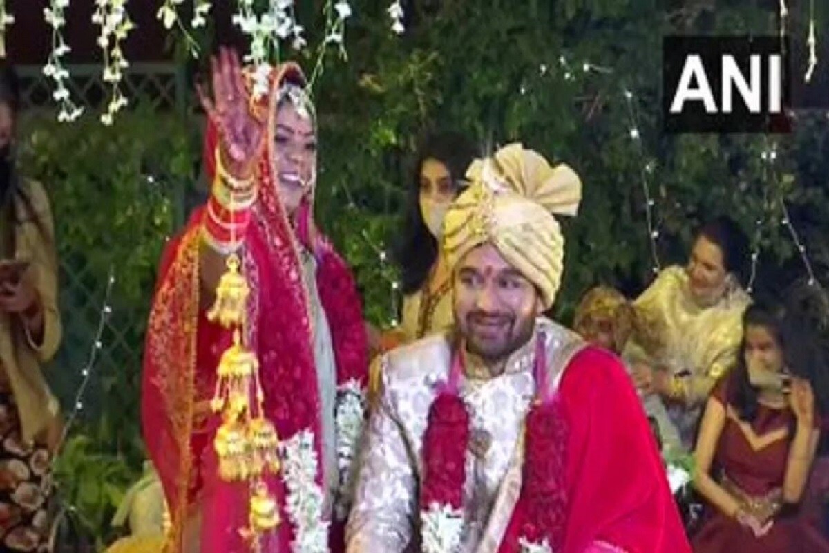 চণ্ডীগড়ের স্পাইন রিহ্যাব সেন্টারে বসেছিল এই বিয়ের মেগা আসর৷ অ্যাক্সিডেন্টের পর রাহুলের নিম্নাঙ্গ পক্ষাঘাতগ্রস্ত হয়েছিল৷ তারপর থেকে হুইল চেয়ারই রাহুলের ভরসা৷ অনামিকা শারীরিক এই প্রতিবন্ধকতাকে দূরে সরিয়ে নতুন জীবনে এই রাহুলকেই জীবনসঙ্গী বেছে নিয়েছেন৷ তাঁরা ছোটবেলা থেকে প্রতিবেশী এই দুজন ৷ ২০০৮ থেকে একে অপরকে সঙ্গে প্রেমে তাঁরা৷ Photo -ANI চণ্ডীগড়ের স্পাইন রিহ্যাব সেন্টারে বসেছিল এই বিয়ের মেগা আসর৷ অ্যাক্সিডেন্টের পর রাহুলের নিম্নাঙ্গ পক্ষাঘাতগ্রস্ত হয়েছিল৷ তারপর থেকে হুইল চেয়ারই রাহুলের ভরসা৷ অনামিকা শারীরিক এই প্রতিবন্ধকতাকে দূরে সরিয়ে নতুন জীবনে এই রাহুলকেই জীবনসঙ্গী বেছে নিয়েছেন৷ তাঁরা ছোটবেলা থেকে প্রতিবেশী এই দুজন ৷ ২০০৮ থেকে একে অপরকে সঙ্গে প্রেমে তাঁরা৷ Photo -ANI
