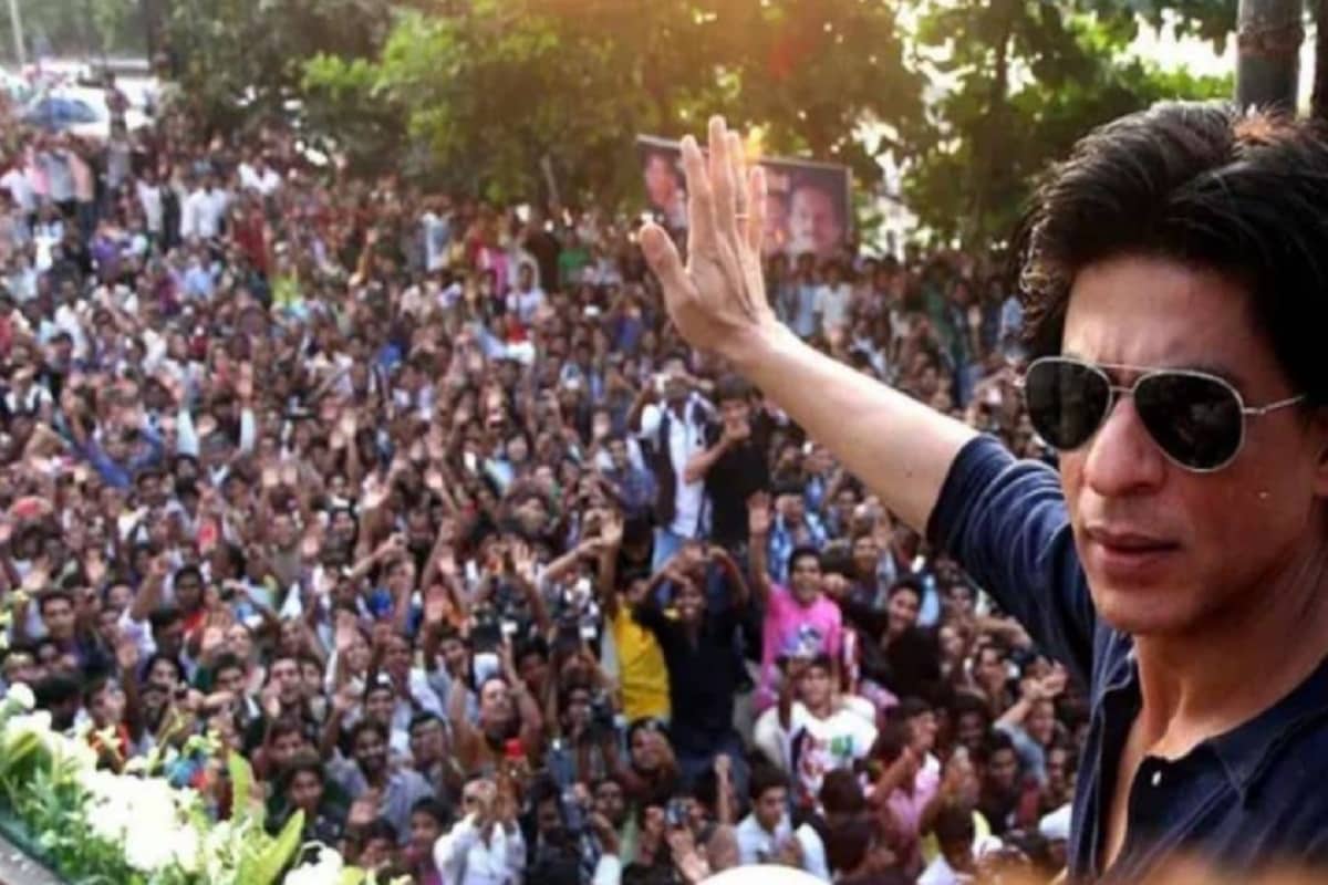 শাহরুখ খান প্রথমে এই সম্পত্তি ২০০১ সালে লিজ নিয়েছিলেন ৷ ২৬,৩২৯ আরব সাগরের সন্নিকটে এই বাংলোর জন্য শাহরুখ খান সেই সময়ে ১৩.৩২ কোটি টাকা দিয়েছিলেন ৷ এখন শাহরুখ খান এর জন্য বাৎসরিক ২,৩২৫ টাকার সামান্য টাকা দিতে পারেন ৷ কিন্তু যখন মহারাষ্ট্র সরকার মুম্বই মহানগরের অন্তর্গত জমির দাম সংশোধিত হয়েছে ৷ শাহরুখ খানকে দুটি অপশন দেওয়া হয়েছে এক বছরে এই বাংলোর জন্য ১৯ লক্ষ টাকা দিতে এছাড়া কোটি কোটি টাকায় কিনে নিতে পারেন ৷ @iamsrk/Instagram. শাহরুখ খান প্রথমে এই সম্পত্তি ২০০১ সালে লিজ নিয়েছিলেন ৷ ২৬,৩২৯ আরব সাগরের সন্নিকটে এই বাংলোর জন্য শাহরুখ খান সেই সময়ে ১৩.৩২ কোটি টাকা দিয়েছিলেন ৷ এখন শাহরুখ খান এর জন্য বাৎসরিক ২,৩২৫ টাকার সামান্য টাকা দিতে পারেন ৷ কিন্তু যখন মহারাষ্ট্র সরকার মুম্বই মহানগরের অন্তর্গত জমির দাম সংশোধিত হয়েছে ৷ শাহরুখ খানকে দুটি অপশন দেওয়া হয়েছে এক বছরে এই বাংলোর জন্য ১৯ লক্ষ টাকা দিতে এছাড়া কোটি কোটি টাকায় কিনে নিতে পারেন ৷ @iamsrk/Instagram.