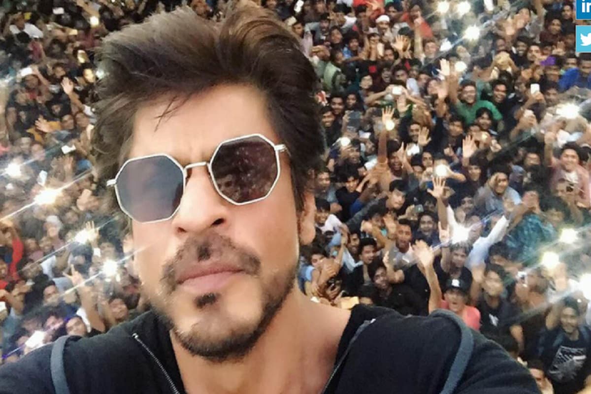 বলিউডের বাদশা অর্থাৎ শাহরুখ খান ২৫ বছরেরও বেশি সময় ধরে সাধারণ মানুষের মনে রাজত্ব করছেন ৷ অভিনয় জীবন শুরু করেছিলেন সার্কাস ও ফৌজি নামক জনপ্রিয় ধারাবাহিকের মাধ্যমে ৷ এরপর আস্তে আস্তে অভিনয় তাঁর যাদুতে একটু একটু করে মাত করেছেন সবাইকে ৷ অল্প সময়েই বলিউডের সুপারস্টারদের তালিকায় নিজের পাকাপাকি স্থান করে নিয়েছেন কিং খান ৷ সারা পৃথিবী জুড়েই শাহরুখ খানের ফলোয়ারের সংখ্যা কোটি কোটি ৷ এমনকি তিনি কোটিপতিও বটে ৷ শাহরুখের কাছে সব থেকে মূল্যবান ঘর মন্নত ৷ এমন এক সময় ছিল যখন মন্নত ১৩ কোটি টাকায় কিনেছিল ৷ এই বাংলোর এখনকার দাম জানলে কপালে উঠবে চোখ ৷ @iamsrk/Instagram. বলিউডের বাদশা অর্থাৎ শাহরুখ খান ২৫ বছরেরও বেশি সময় ধরে সাধারণ মানুষের মনে রাজত্ব করছেন ৷ অভিনয় জীবন শুরু করেছিলেন সার্কাস ও ফৌজি নামক জনপ্রিয় ধারাবাহিকের মাধ্যমে ৷ এরপর আস্তে আস্তে অভিনয় তাঁর যাদুতে একটু একটু করে মাত করেছেন সবাইকে ৷ অল্প সময়েই বলিউডের সুপারস্টারদের তালিকায় নিজের পাকাপাকি স্থান করে নিয়েছেন কিং খান ৷ সারা পৃথিবী জুড়েই শাহরুখ খানের ফলোয়ারের সংখ্যা কোটি কোটি ৷ এমনকি তিনি কোটিপতিও বটে ৷ শাহরুখের কাছে সব থেকে মূল্যবান ঘর মন্নত ৷ এমন এক সময় ছিল যখন মন্নত ১৩ কোটি টাকায় কিনেছিল ৷ এই বাংলোর এখনকার দাম জানলে কপালে উঠবে চোখ ৷ @iamsrk/Instagram.