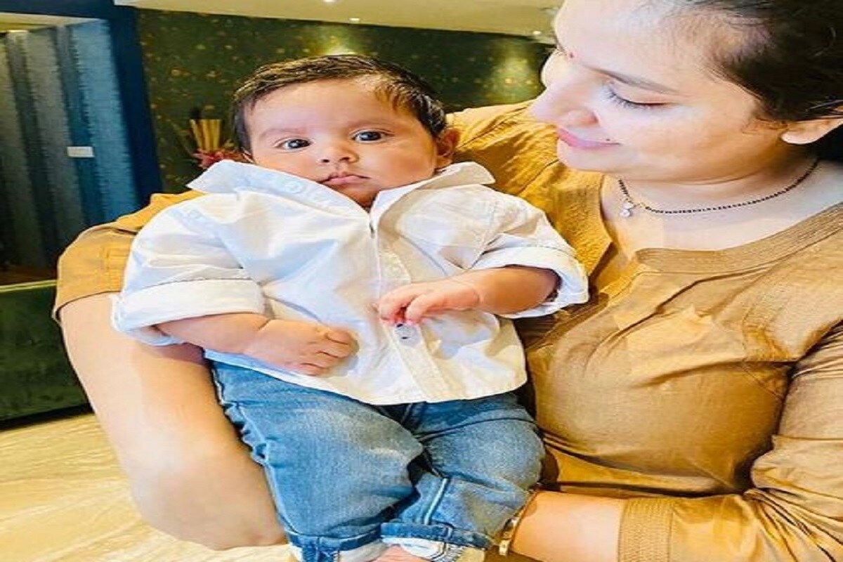 অনেকে তো শুভশ্রী ও রাজ চক্রবর্তীর ছেলেকে টলিউডের তৈমুর নাম দিয়েছেন ৷ কেননা, যেদিন থেকে শুভশ্রীর কোল আলো করে ইউভান এসেছে, সেদিন থেকেই সোশ্যাল মিডিয়ায় ছোট্ট ইউভানকে নিয়ে নানা আদুরে পোস্ট৷ আর তা একেবারে ভাইরাল! Photo: Instagram অনেকে তো শুভশ্রী ও রাজ চক্রবর্তীর ছেলেকে টলিউডের তৈমুর নাম দিয়েছেন ৷ কেননা, যেদিন থেকে শুভশ্রীর কোল আলো করে ইউভান এসেছে, সেদিন থেকেই সোশ্যাল মিডিয়ায় ছোট্ট ইউভানকে নিয়ে নানা আদুরে পোস্ট৷ আর তা একেবারে ভাইরাল! Photo: Instagram