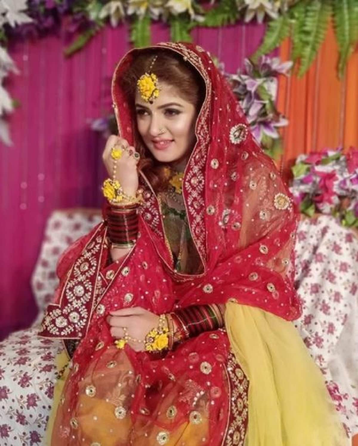 এদিকে রোশনের সঙ্গে বিয়ে ও ভালো কাটানো কয়েকটি মুহূর্ত এখনও শ্রাবন্তীর ইনস্টাগ্রাম প্রোফাইলে রয়েছে৷ যেমন এটা বিয়ের একটি অনুষ্ঠানের ছবি৷ Photo Courtesy- Srabanti Chatterje/ Instagram এদিকে রোশনের সঙ্গে বিয়ে ও ভালো কাটানো কয়েকটি মুহূর্ত এখনও শ্রাবন্তীর ইনস্টাগ্রাম প্রোফাইলে রয়েছে৷ যেমন এটা বিয়ের একটি অনুষ্ঠানের ছবি৷ Photo Courtesy- Srabanti Chatterje/ Instagram