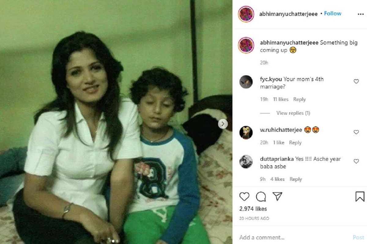 এই রকম টালমাটাল পরিস্থিতির মধ্যেই শ্রাবন্তীর ছেলের একটি পোস্ট সোশ্যাল মিডিয়ায় সুপার ভাইরাল হয়েছে ৷ সেখানে মা ও ছেলের একেবারে অল্প বয়সের ছবি রয়েছে৷ আর তার ট্যাগলাইনে লেখা রয়েছে Something big coming up 😵- অর্থাৎ বড় কিছু আসছে৷ Photo Courtesy- Srabanti Chatterjee/ Instagram এই রকম টালমাটাল পরিস্থিতির মধ্যেই শ্রাবন্তীর ছেলের একটি পোস্ট সোশ্যাল মিডিয়ায় সুপার ভাইরাল হয়েছে ৷ সেখানে মা ও ছেলের একেবারে অল্প বয়সের ছবি রয়েছে৷ আর তার ট্যাগলাইনে লেখা রয়েছে Something big coming up 😵- অর্থাৎ বড় কিছু আসছে৷ Photo Courtesy- Srabanti Chatterjee/ Instagram
