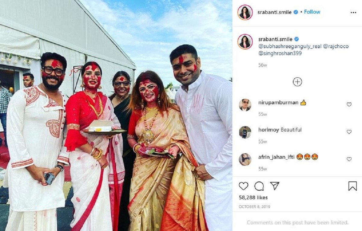শ্রাবন্তীর প্রোফাইলে রোশেনর সঙ্গে শেষ শেয়ার হওয়া ছবি যেটা রয়ে গেছে সেটা ২০১৯-র ৯ অক্টোবরের৷ এরপর আর কোনও ছবি নিজের তৃতীয় স্বামীর সঙ্গে সোশ্যাল হ্যান্ডেল শেয়ার করেননি শ্রাবন্তী৷ অথচ নিজের ছেলে ও পেশাগত জগতের বন্ধুদের সঙ্গে নিয়মি ছবি আপলোড করেন৷ Photo Courtesy- Srabanti Chatterje/ Instagram শ্রাবন্তীর প্রোফাইলে রোশেনর সঙ্গে শেষ শেয়ার হওয়া ছবি যেটা রয়ে গেছে সেটা ২০১৯-র ৯ অক্টোবরের৷ এরপর আর কোনও ছবি নিজের তৃতীয় স্বামীর সঙ্গে সোশ্যাল হ্যান্ডেল শেয়ার করেননি শ্রাবন্তী৷ অথচ নিজের ছেলে ও পেশাগত জগতের বন্ধুদের সঙ্গে নিয়মি ছবি আপলোড করেন৷ Photo Courtesy- Srabanti Chatterje/ Instagram
