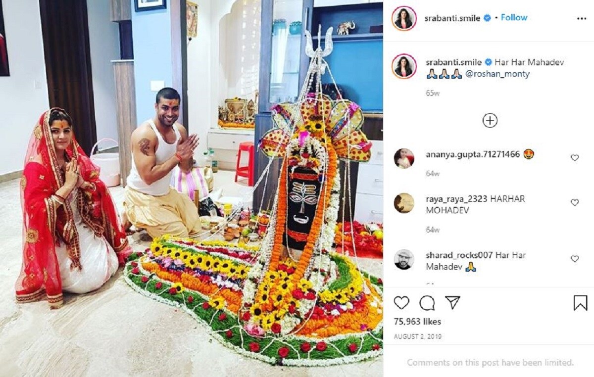 রয়েছে তৃতীয় স্বামীর সঙ্গে শিব লিঙ্গে প্রণাম নিবেদনের এই মুহূর্তের ছবিও৷ Photo Courtesy- Srabanti Chatterje/ Instagram রয়েছে তৃতীয় স্বামীর সঙ্গে শিব লিঙ্গে প্রণাম নিবেদনের এই মুহূর্তের ছবিও৷ Photo Courtesy- Srabanti Chatterje/ Instagram