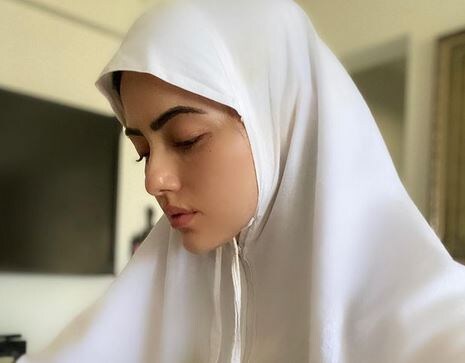 সলমনের খানের নায়িকা সানা খান ৷ কয়েক মাস আগেই সিনেমা, অভিনয় ছেড়ে দিয়ে নিজের মতো করে বাঁচবেন বলে স্পষ্টই জানিয়েছিলেন তিনি ৷ এমনকী, সিনেমা ছাড়ার আগেই বয়ফ্রেন্ড মেলভিন লুইসের সঙ্গেও সম্পর্ক ত্যাগ করেছিলেন সানা ৷ সলমনের খানের নায়িকা সানা খান ৷ কয়েক মাস আগেই সিনেমা, অভিনয় ছেড়ে দিয়ে নিজের মতো করে বাঁচবেন বলে স্পষ্টই জানিয়েছিলেন তিনি ৷ এমনকী, সিনেমা ছাড়ার আগেই বয়ফ্রেন্ড মেলভিন লুইসের সঙ্গেও সম্পর্ক ত্যাগ করেছিলেন সানা ৷