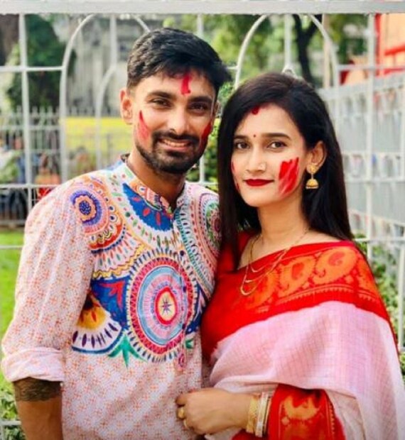২৬ বছরের লিটন উইকেটরক্ষক৷ বাংলাদেশের জার্সিতে ২০ টি টেস্ট ও ৩৬ টি একদিনের ক্রিকেট খেলেছেন৷ তিনি যথেষ্ট জনপ্রিয়৷ বাংলাদেশের তারকা ক্রিকেটার ও তাঁর স্ত্রীকে পছন্দও করেন ফ্যানরা৷ Photo Courtesy- Facebook 