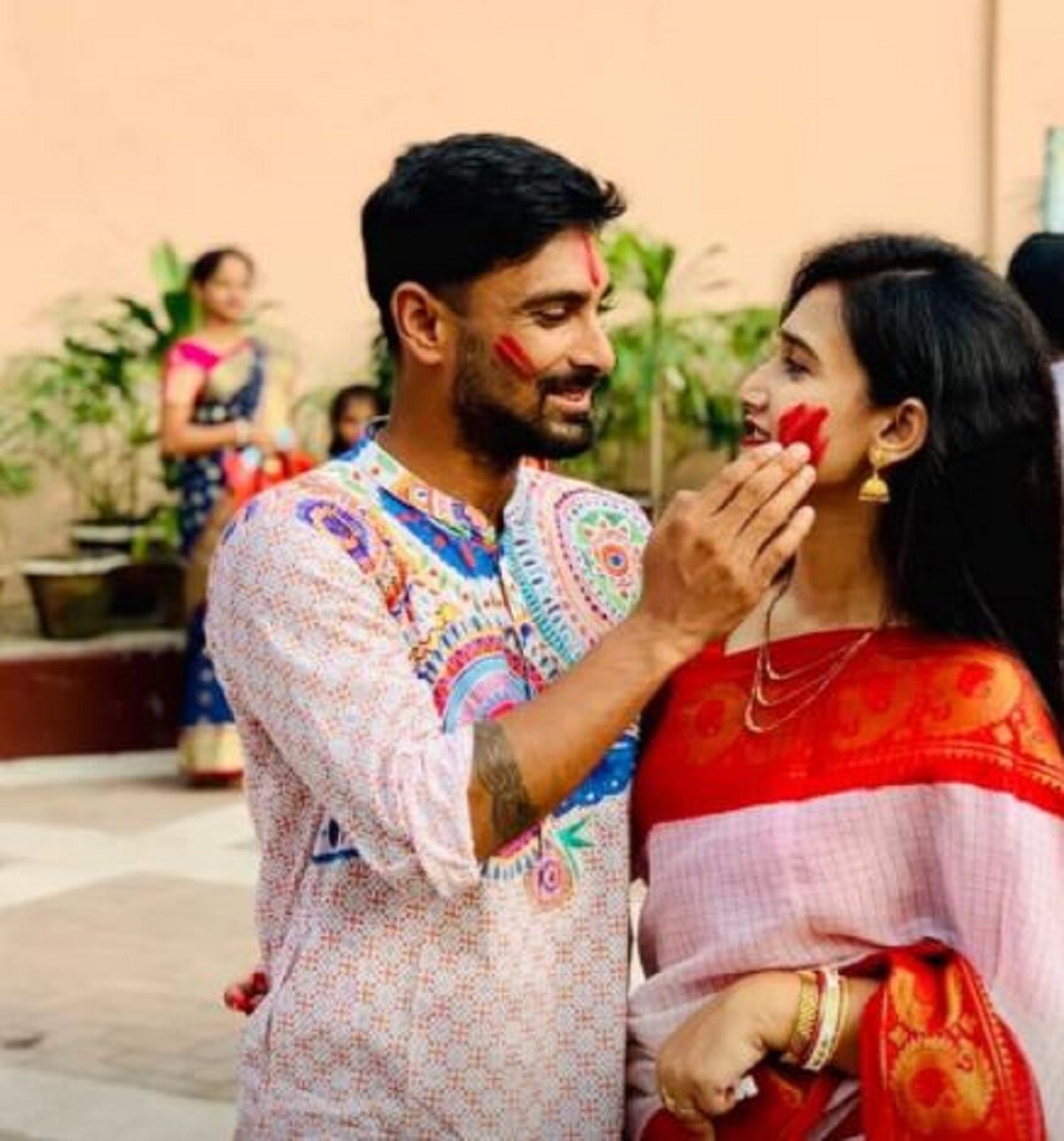 সিঁদুর খেলায় দেবশ্রী সেজেছেন একেবারে ট্র্যাডিশানাল স্টাইলে৷ সাদা শাড়ি লাল পাড়৷ ৷ লিটনও পড়েছেন সাদা পাঞ্জাবি ৷ স্ত্রী দেবশ্রী কে নিজের হাতে গালে সিঁদুর লাগিয়ে দিচ্ছেন লিটন দাস এমন ছবি দেখে দারুণ খুশি ফ্যানরা৷ Photo Courtesy- Facebook সিঁদুর খেলায় দেবশ্রী সেজেছেন একেবারে ট্র্যাডিশানাল স্টাইলে৷ সাদা শাড়ি লাল পাড়৷ ৷ লিটনও পড়েছেন সাদা পাঞ্জাবি ৷ স্ত্রী দেবশ্রী কে নিজের হাতে গালে সিঁদুর লাগিয়ে দিচ্ছেন লিটন দাস এমন ছবি দেখে দারুণ খুশি ফ্যানরা৷ Photo Courtesy- Facebook