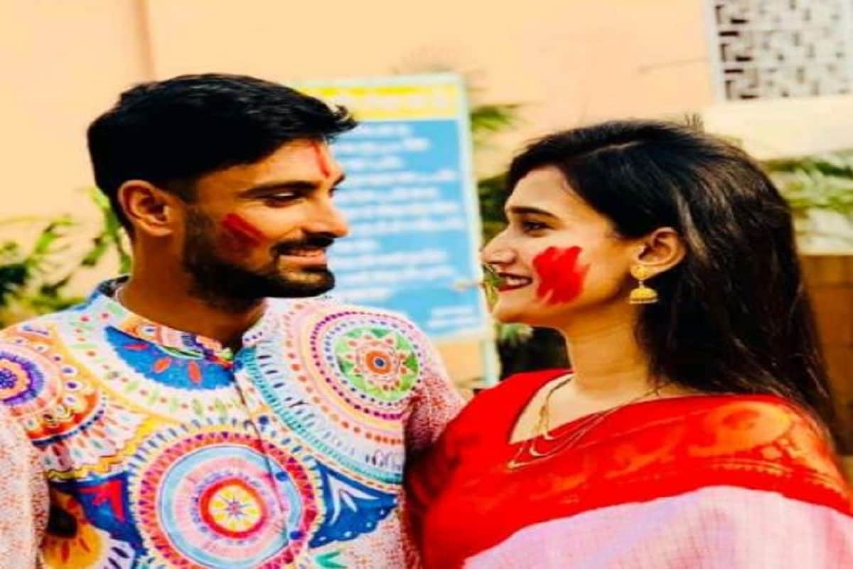 বিজয়া দশমীর পরে সিঁদুর খেলায় মাতে হিন্দু নারীরা৷ এটাই প্রচলিত রীতি৷ এতে যেমন ধর্মীয় উপাচার জুড়ে থাকে তেমনিই প্রেমের অনুষঙ্গ হিসেবেও এই সিঁদুর খেলা বহুল প্রচলিত৷ স্ত্রী দেবশ্রী বিশ্বাস সঞ্চিতা -র সঙ্গে বাংলাদেশি ক্রিকেটার লিটন দাসের সিঁদুর খেলার ছবি এখন ভাইরাল৷ Photo Courtesy- Facebook বিজয়া দশমীর পরে সিঁদুর খেলায় মাতে হিন্দু নারীরা৷ এটাই প্রচলিত রীতি৷ এতে যেমন ধর্মীয় উপাচার জুড়ে থাকে তেমনিই প্রেমের অনুষঙ্গ হিসেবেও এই সিঁদুর খেলা বহুল প্রচলিত৷ স্ত্রী দেবশ্রী বিশ্বাস সঞ্চিতা -র সঙ্গে বাংলাদেশি ক্রিকেটার লিটন দাসের সিঁদুর খেলার ছবি এখন ভাইরাল৷ Photo Courtesy- Facebook
