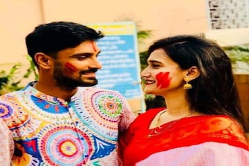 সিঁদুরে-সোহাগে মাখামাখি, স্ত্রীর অঙ্গে ক্রিকেটার নিজে হাতে মাখালেন সিঁদুর