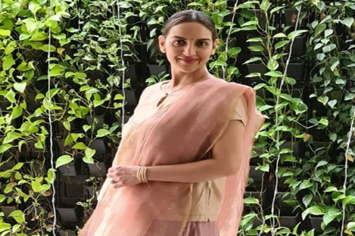 হেমা মালিনীর মেয়ে বলিউডে বহু বছর ধরে সংগ্রাম করছেন তাঁর মায়ের মত একটি ব্লকবাস্টার তো দূরস্ত ৷ তাঁর নামের পাশে সেই ভাবে হিট সিনেমার নামও নেই ৷ অভিনয়ের পাশাপাশি মা হেমা মালিনী নাচের ক্ষেত্রেও অত্যন্ত পারদর্শী হেমা মালিনী ৷ ভারত নাট্যম, কুচিপুড়ির মত ক্ল্যাসিক্যাল নাচে দক্ষ হেমা মালিনী ৷ @dreamgirlhemamalini. হেমা মালিনীর মেয়ে বলিউডে বহু বছর ধরে সংগ্রাম করছেন তাঁর মায়ের মত একটি ব্লকবাস্টার তো দূরস্ত ৷ তাঁর নামের পাশে সেই ভাবে হিট সিনেমার নামও নেই ৷ অভিনয়ের পাশাপাশি মা হেমা মালিনী নাচের ক্ষেত্রেও অত্যন্ত পারদর্শী হেমা মালিনী ৷ ভারত নাট্যম, কুচিপুড়ির মত ক্ল্যাসিক্যাল নাচে দক্ষ হেমা মালিনী ৷ @dreamgirlhemamalini.