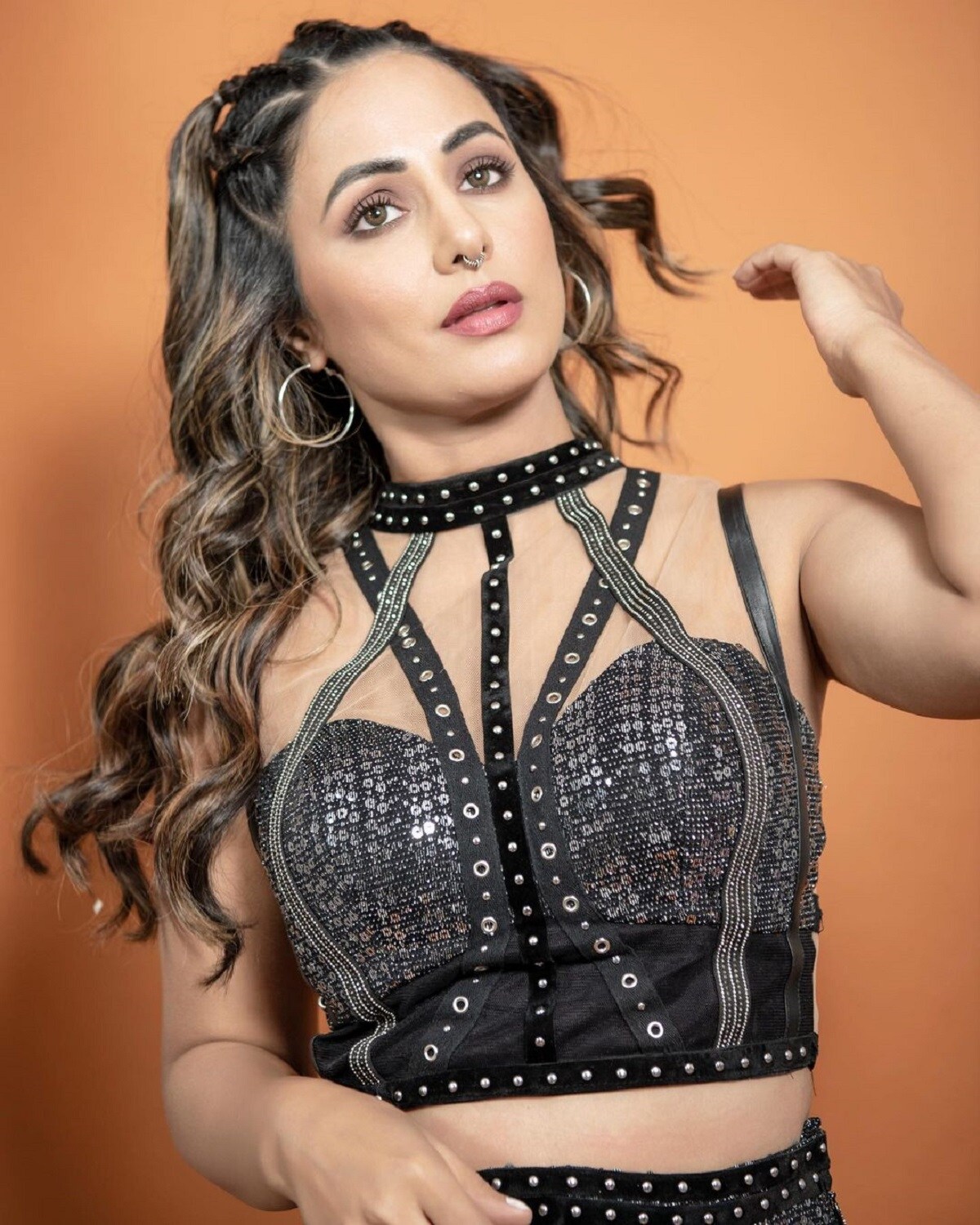 তবে রাতারাতি জনপ্রিয় সিরিয়াল ছেড়েও দিয়েছিলেন হিনা। কারণ তাঁর সঙ্গে মতের মিল হচ্ছিল না পরিচালকের। তাছাড়া নিজেকে এক জায়গায় বেঁধে রাখতে চাননি তিনি। বরাবরই এমন সাহসী হিনা। কাশ্মীরের রক্ষণশীল মুসলিম পরিবারের মেয়ে হয়েও অভিনয়কে পেশা হিসাবে বেছে নিয়েছেন তিনি। photo source Instagram তবে রাতারাতি জনপ্রিয় সিরিয়াল ছেড়েও দিয়েছিলেন হিনা। কারণ তাঁর সঙ্গে মতের মিল হচ্ছিল না পরিচালকের। তাছাড়া নিজেকে এক জায়গায় বেঁধে রাখতে চাননি তিনি। বরাবরই এমন সাহসী হিনা। কাশ্মীরের রক্ষণশীল মুসলিম পরিবারের মেয়ে হয়েও অভিনয়কে পেশা হিসাবে বেছে নিয়েছেন তিনি। photo source Instagram
