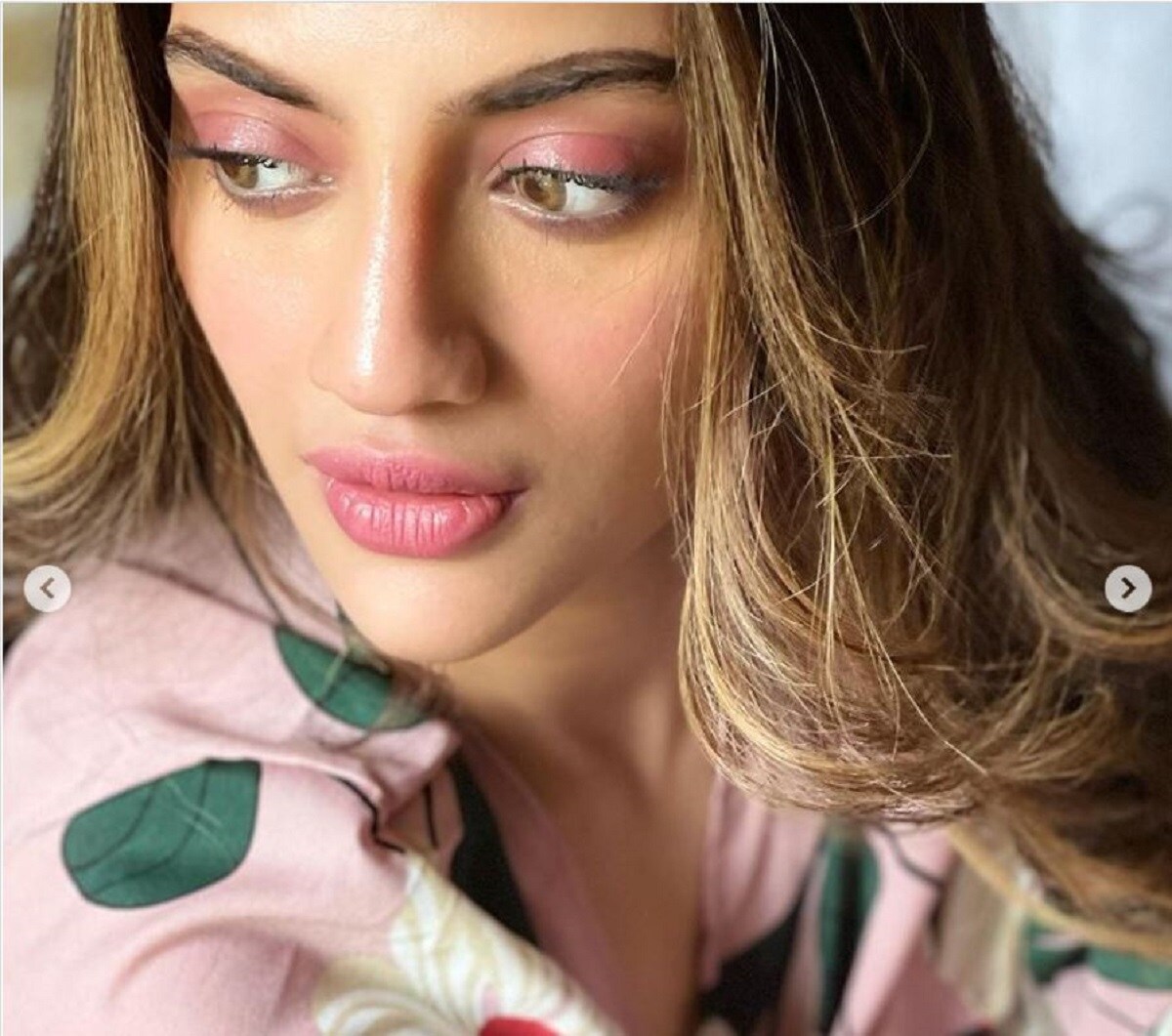 একটি প্রিন্টেড ডিজাইনার পোশাক পরেছেন তিনি। খোলা চুল। ন্যুড মেক-আপ। এই ছবি পোস্ট করে তিনি লিখেছেন, একটি প্রিন্টেড ডিজাইনার পোশাক পরেছেন তিনি। খোলা চুল। ন্যুড মেক-আপ। এই ছবি পোস্ট করে তিনি লিখেছেন,