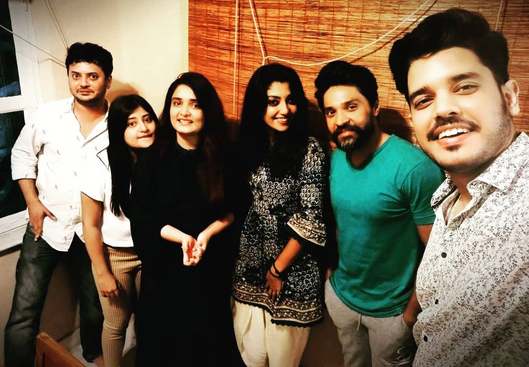 *ত্বরিতা জানিয়েছেন, সঙ্গীতের রিহার্সাল ইতিমধ্যেই করছি। সৌরভদের বাড়িতে বিয়ের অনুষ্ঠান এখনও শেষ হয়নি। তারপরেই আমাদের বিয়ে। ফলে সময় কম। ফলে এখন থেকেই প্রাকটিস চলছে। আর সৌরভ মোটেই নাচতে পারে না, তাই ওঁকেও একটু দেখিয়ে দিচ্ছি। ছবি: ইনস্টাগ্রাম। *ত্বরিতা জানিয়েছেন, সঙ্গীতের রিহার্সাল ইতিমধ্যেই করছি। সৌরভদের বাড়িতে বিয়ের অনুষ্ঠান এখনও শেষ হয়নি। তারপরেই আমাদের বিয়ে। ফলে সময় কম। ফলে এখন থেকেই প্রাকটিস চলছে। আর সৌরভ মোটেই নাচতে পারে না, তাই ওঁকেও একটু দেখিয়ে দিচ্ছি। ছবি: ইনস্টাগ্রাম।