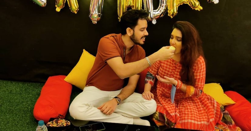 *সোমবার ত্বরিতা News18Bangla.com-কে বলেন, &quot;উত্তর কলকাতার যৌথ পরিবারে ছোট থেকে বড় হয়েছি। ফ্ল্যাটে থাকতে একেবারে ভাল লাগে না। যে পরিবারে যাচ্ছি, সেখানেও সকলে একসঙ্গে থাকে। ফলে সেটা খুব আনন্দের। আর উত্তম কুমার, তরুণ কুমাররের মতো কিংবদন্তী মানুষদের পরিবারের বউ হয়ে যাওয়া তো নিঃসন্দেহে অত্যন্ত ভাল লাগার, সেটা বলার অপেক্ষা রাখে না।&quot; ছবি: ইনস্টাগ্রাম। 